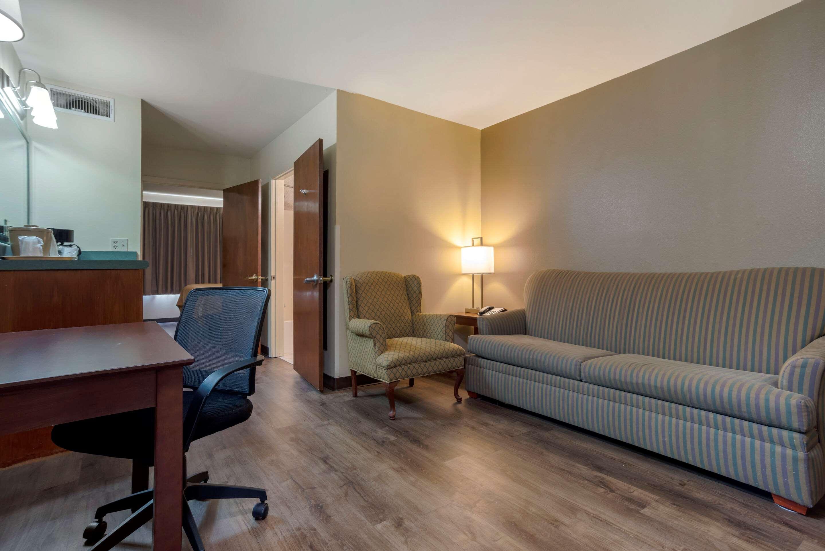 Econo Lodge Inn & Suites Flowood Exterior photo