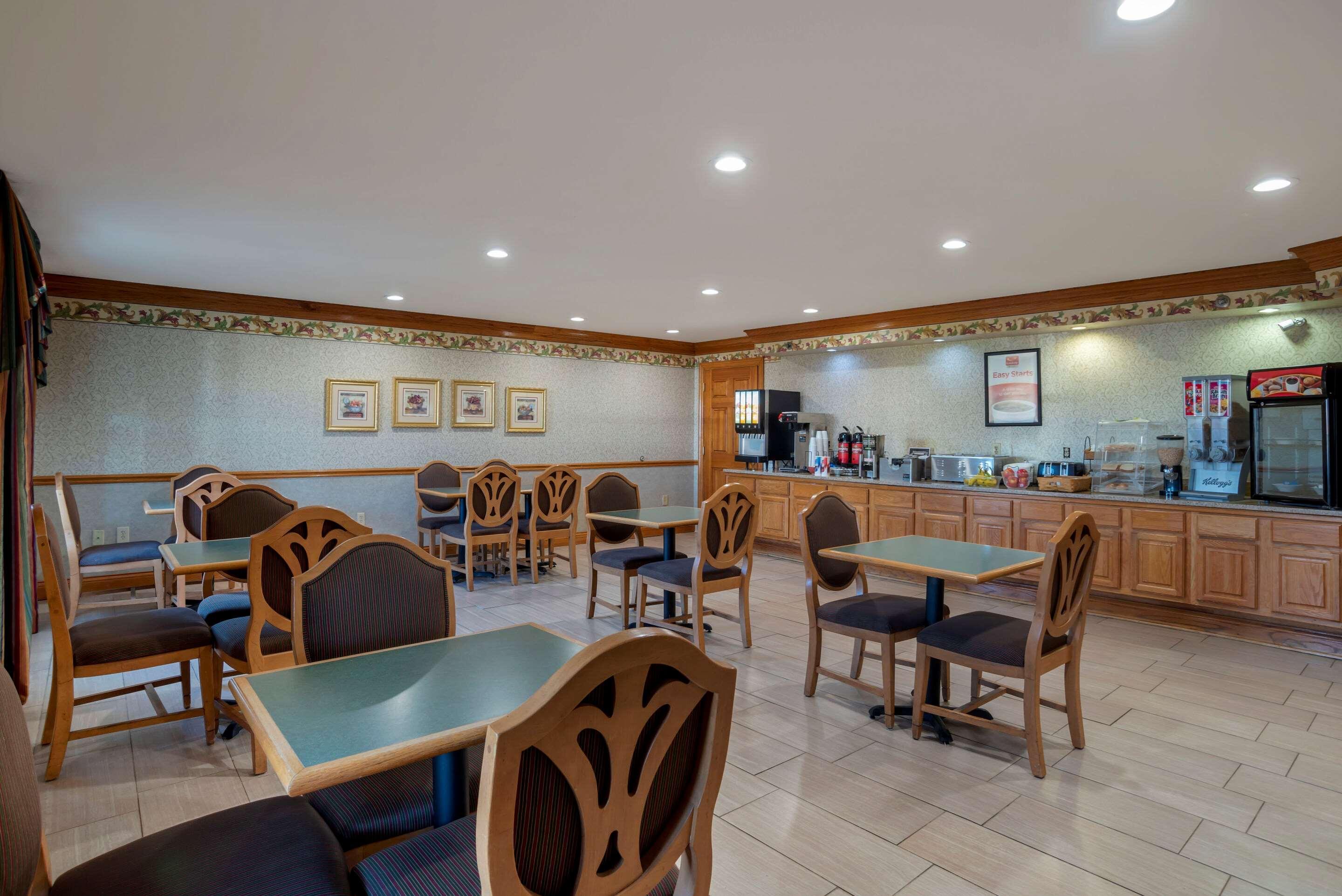 Econo Lodge Inn & Suites Flowood Exterior photo