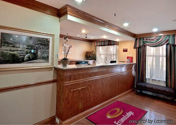 Econo Lodge Inn & Suites Flowood Interior photo